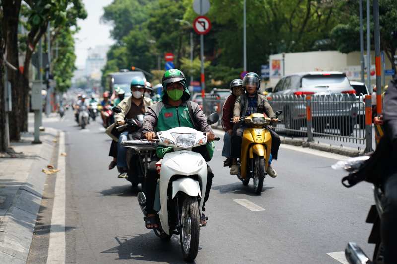 To&agrave;n cảnh TP.HCM trong đợt nắng n&oacute;ng đỉnh điểm: T&agrave;i xế c&ocirc;ng nghệ kể chuyện &ldquo;r&aacute;t mặt như bị tạt muối&rdquo;- Ảnh 7.