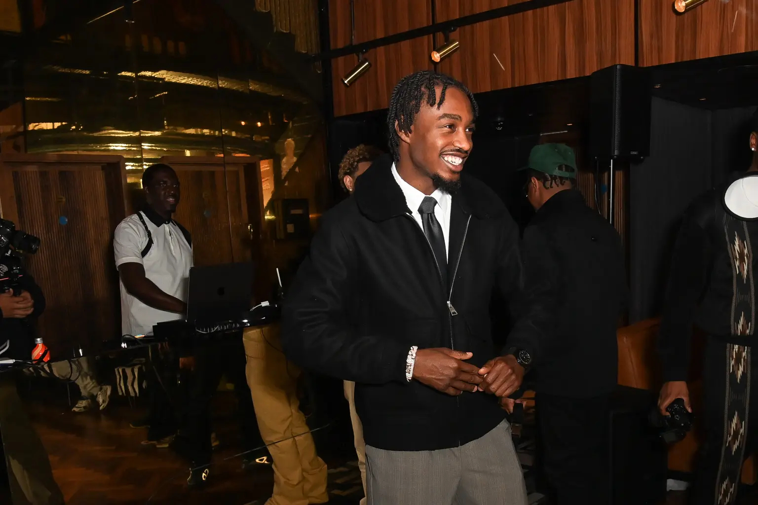 Bắt khẩn cấp nam ca sĩ nổi tiếng v&igrave; tội nghi&ecirc;m trọng, th&aacute;i độ cười cợt g&acirc;y sốc- Ảnh 2.