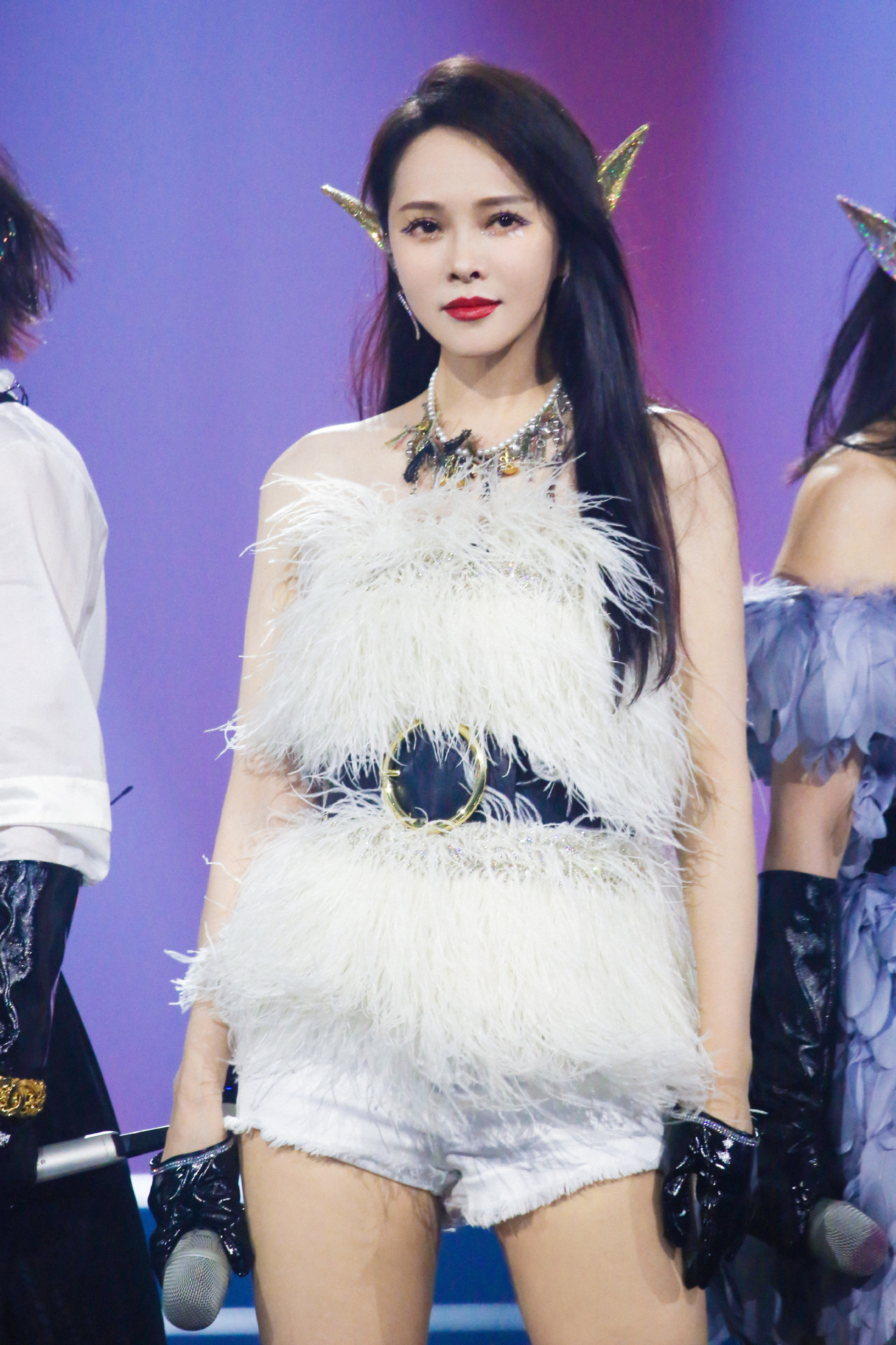 Ph&aacute;t h&atilde;i với m&agrave;n pass đồ "cũ, bẩn, ng&aacute;o gi&aacute;" của mỹ nh&acirc;n tai tiếng nhất showbiz: Gi&agrave;y d&iacute;nh đất b&aacute;n 880.000, &aacute;o len x&ugrave; l&ocirc;ng gi&atilde;n cổ tận 500.000- Ảnh 10.