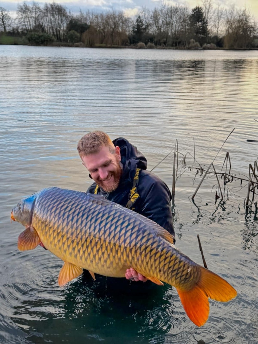 Cần thủ c&acirc;u được con c&aacute; ch&eacute;p khổng lồ nặng gần 29kg - Ảnh 2.