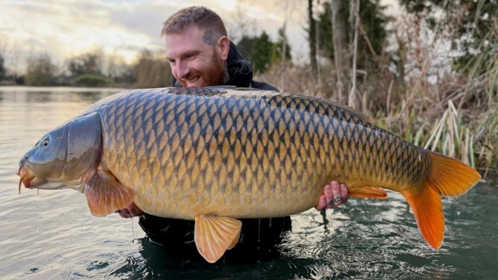 Cần thủ c&acirc;u được con c&aacute; ch&eacute;p khổng lồ nặng gần 29kg - Ảnh 1.