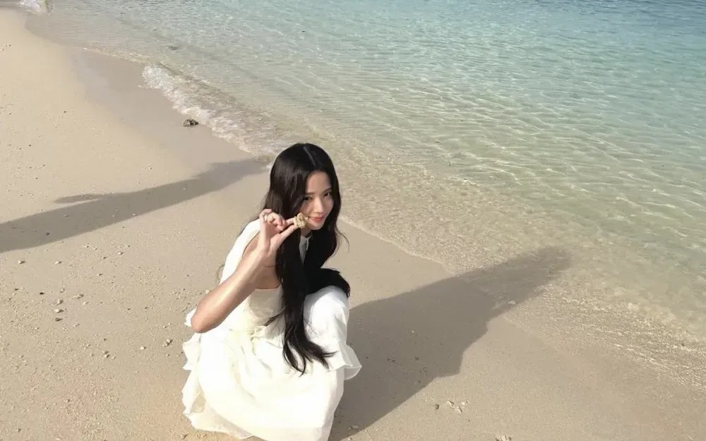 BLACKPINK mặc bikini: Lisa - Jennie ch&aacute;y v&ocirc; tận, Jisoo 10 năm vẫn l&agrave; "ẩn số", ri&ecirc;ng Ros&eacute; trước sau như 1- Ảnh 12.