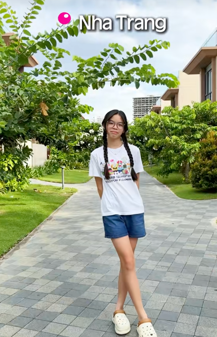 &Aacute;i nữ của Phương Trinh Jolie mới 13 tuổi đ&atilde; cao 1m65: H&eacute; lộ c&aacute;c động t&aacute;c tập tại nh&agrave; gi&uacute;p ch&acirc;n d&agrave;i mi&ecirc;n man ở tuổi dậy th&igrave;- Ảnh 3.