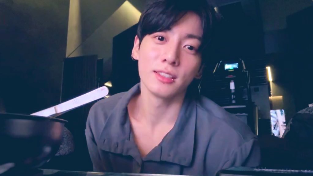 Jungkook (BTS) c&ocirc;ng khai xin lỗi l&uacute;c 4 giờ s&aacute;ng- Ảnh 1.