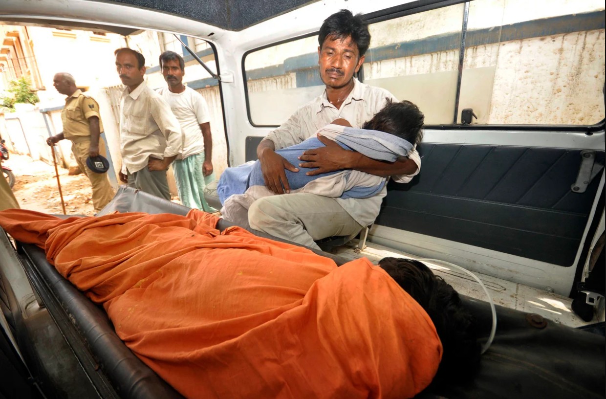 Thảm kịch học đường &aacute;m ảnh nhất lịch sử Ấn Độ: 23 học sinh tử vong v&igrave; cơm nhiễm thuốc độc, cảnh s&aacute;t lần đầu h&eacute; lộ h&agrave;nh tr&igrave;nh ph&aacute; &aacute;n- Ảnh 2.