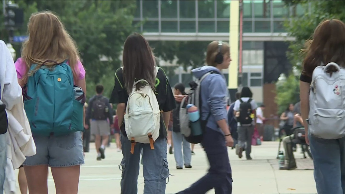 Mỹ thiếu &iacute;t nhất 411.000 gi&aacute;o vi&ecirc;n nhưng 40% sinh vi&ecirc;n mới tốt nghiệp vẫn "mắc kẹt" với những c&ocirc;ng việc tay ch&acirc;n, kh&ocirc;ng ph&ugrave; hợp tr&igrave;nh độ- Ảnh 2.