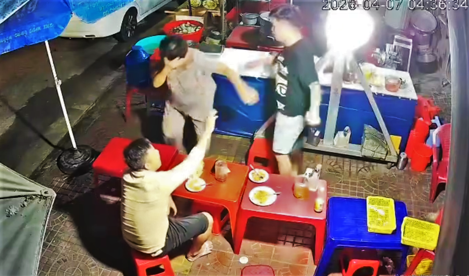 Công an vào cuộc vụ thanh niên đánh cụ bà trong quán ăn khuya ở Gia Lai- Ảnh 1. Công an vào cuộc vụ thanh niên đánh cụ bà trong quán ăn khuya ở Gia Lai- Ảnh 1.