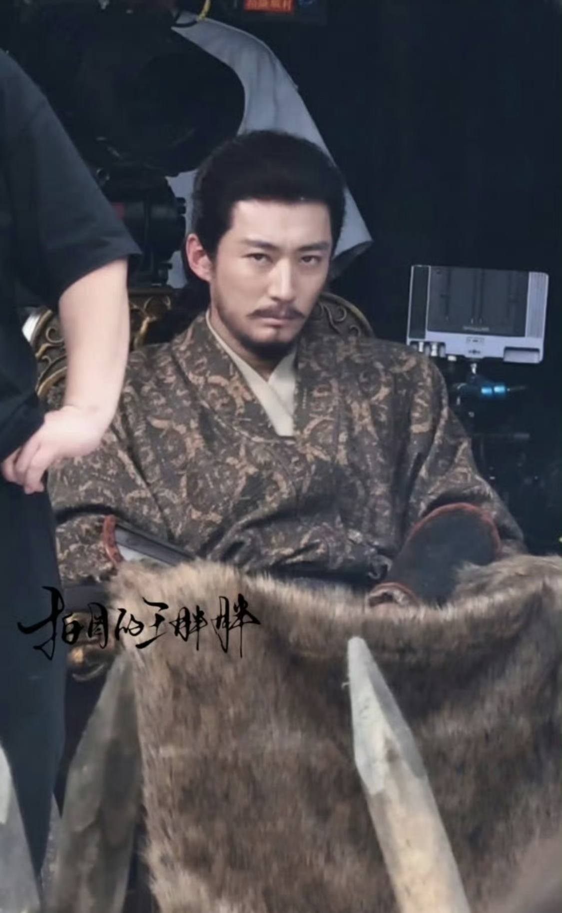 Chưa thấy ho&agrave;ng đế n&agrave;o ch&aacute;n đời đến vậy: Kho&aacute;c long b&agrave;o m&agrave; như thầy b&ugrave;a, cầm th&ecirc;m c&aacute;i chổi l&agrave; th&agrave;nh ph&ugrave; thủy- Ảnh 4.