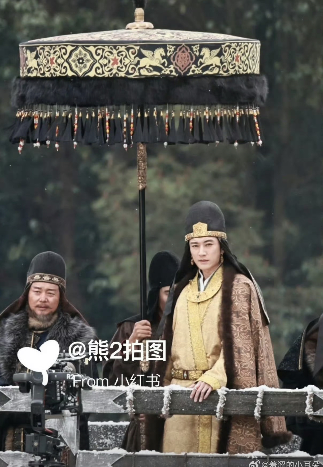 Chưa thấy ho&agrave;ng đế n&agrave;o ch&aacute;n đời đến vậy: Kho&aacute;c long b&agrave;o m&agrave; như thầy b&ugrave;a, cầm th&ecirc;m c&aacute;i chổi l&agrave; th&agrave;nh ph&ugrave; thủy- Ảnh 1.