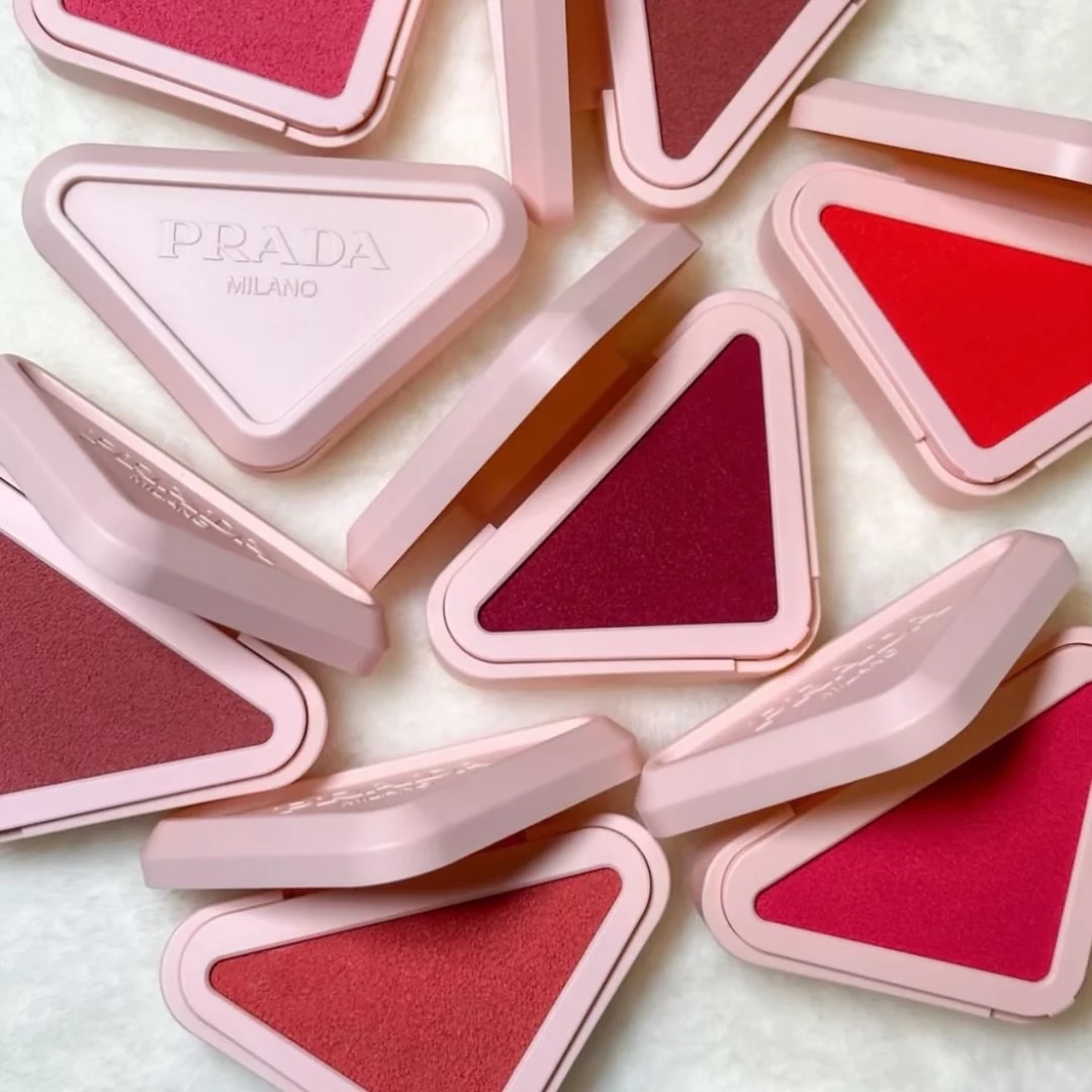 Prada Touch đang si&ecirc;u viral: Qu&aacute; nhiều thứ hay ho trong một hộp phấn m&aacute; b&eacute; nhỏ- Ảnh 1.