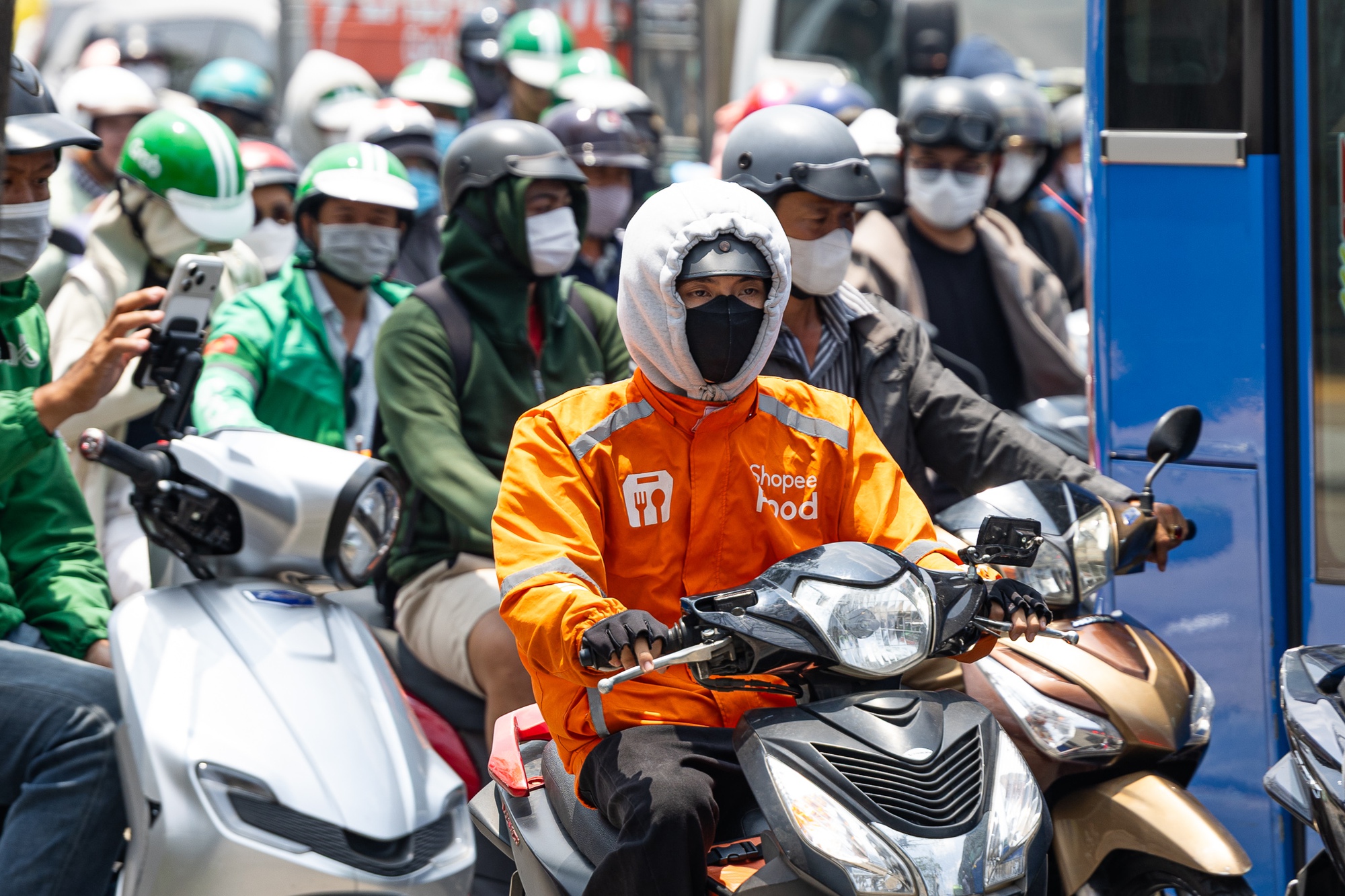 To&agrave;n cảnh TP.HCM trong đợt nắng n&oacute;ng đỉnh điểm: T&agrave;i xế c&ocirc;ng nghệ kể chuyện &ldquo;r&aacute;t mặt như bị tạt muối&rdquo;- Ảnh 16.