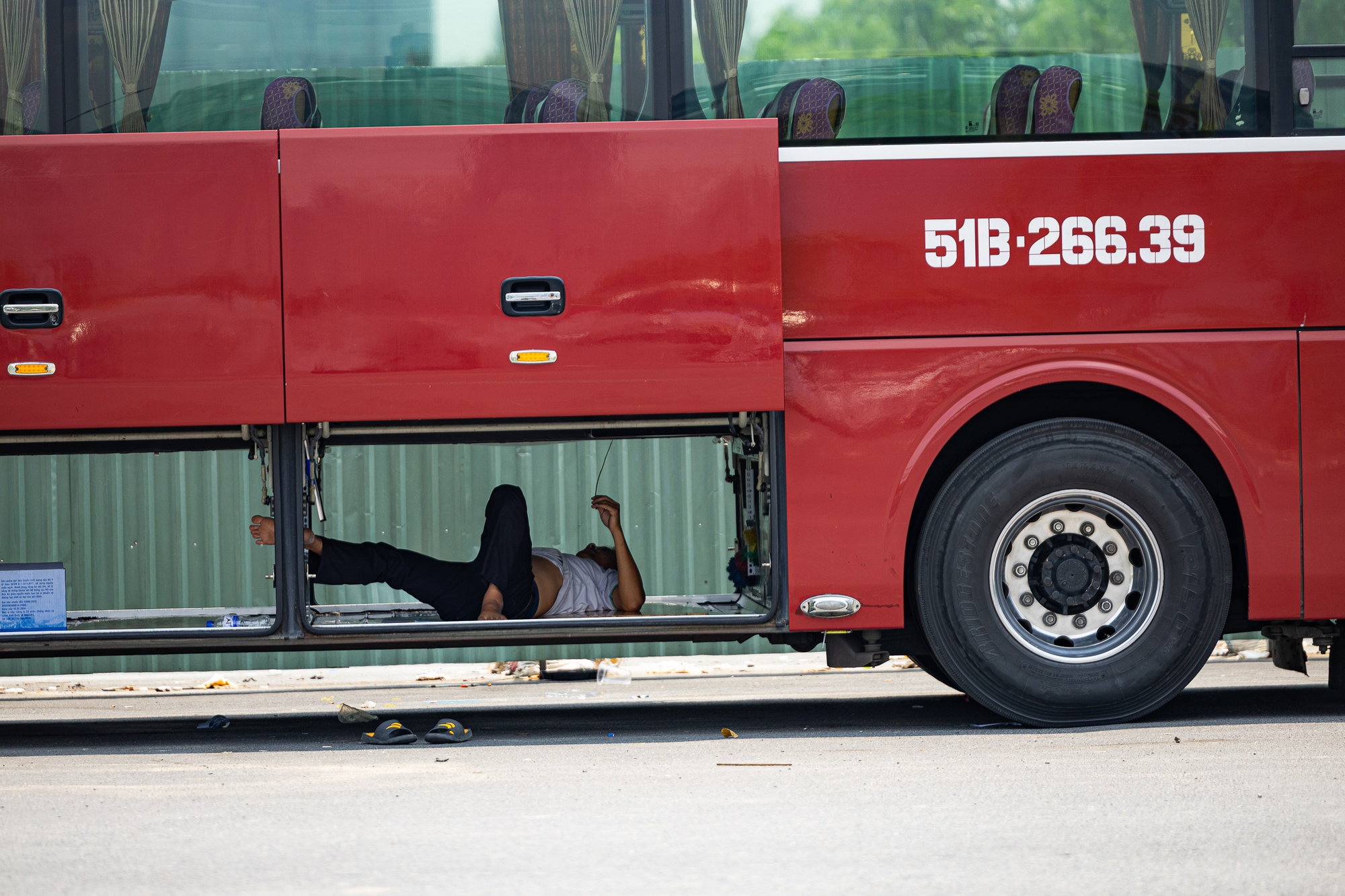 To&agrave;n cảnh TP.HCM trong đợt nắng n&oacute;ng đỉnh điểm: T&agrave;i xế c&ocirc;ng nghệ kể chuyện &ldquo;r&aacute;t mặt như bị tạt muối&rdquo;- Ảnh 21.