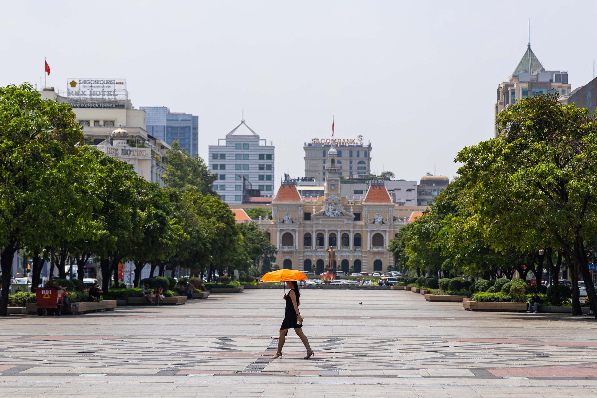To&agrave;n cảnh TP.HCM trong đợt nắng n&oacute;ng đỉnh điểm: T&agrave;i xế c&ocirc;ng nghệ kể chuyện &ldquo;r&aacute;t mặt như bị tạt muối&rdquo;- Ảnh 1.