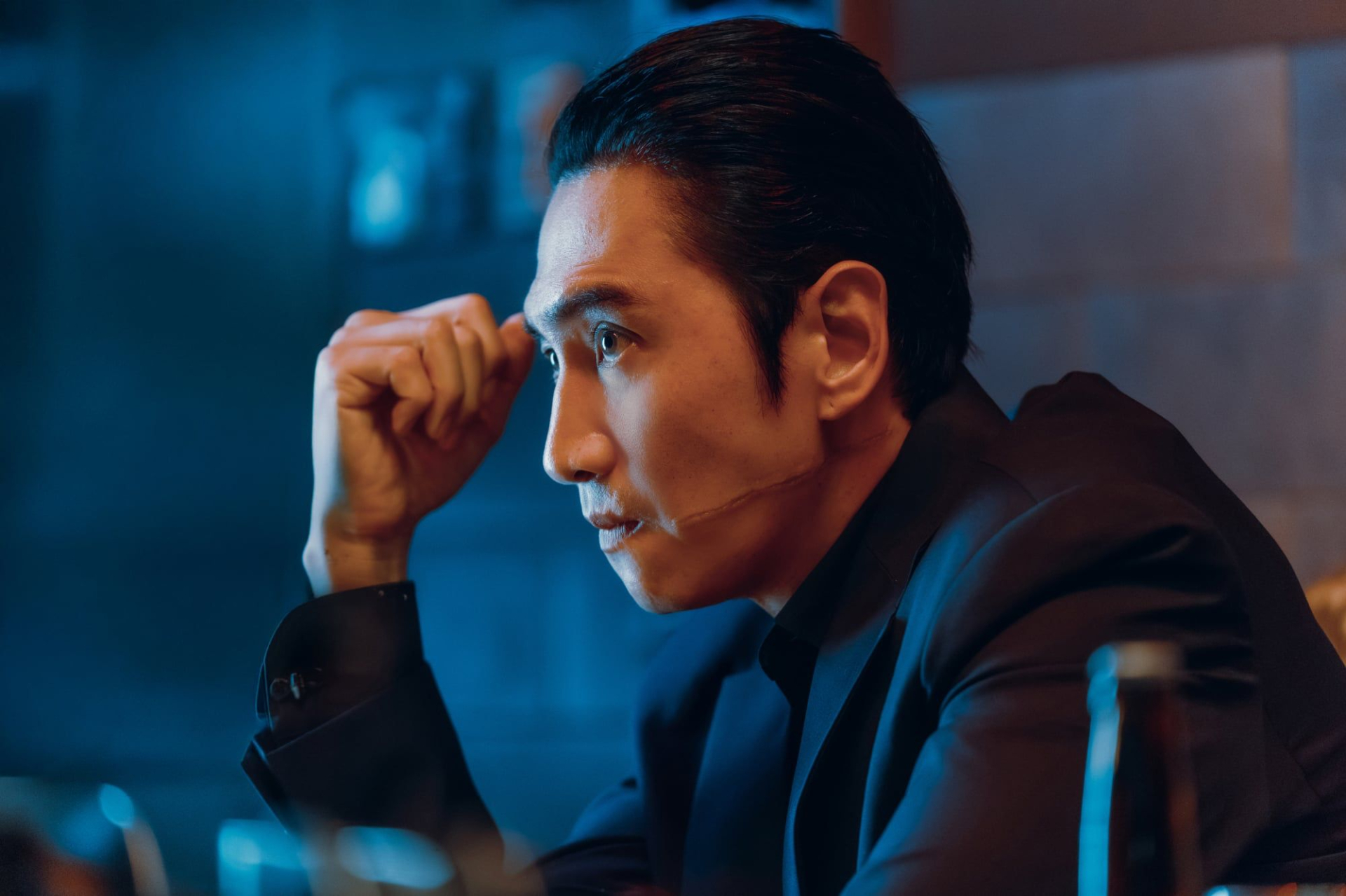 Ho&agrave;ng tử ch&acirc;u &Aacute; lộ vết sẹo d&agrave;i tr&ecirc;n mặt, mấy chục năm trời chưa bao giờ đ&aacute;ng sợ đến thế- Ảnh 1.