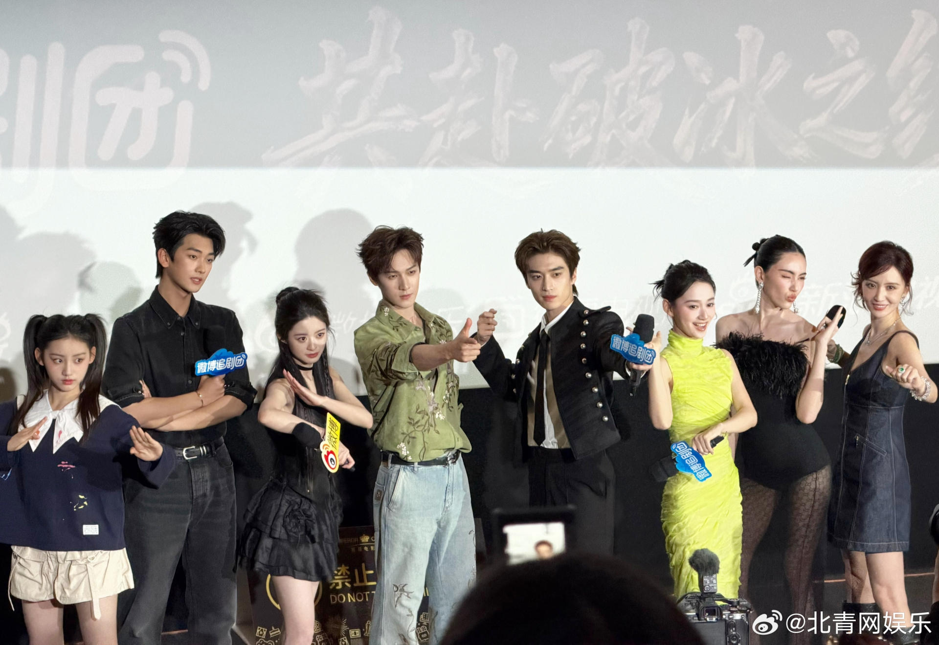 Chiếc v&aacute;y mỏng tang, mặc như kh&ocirc;ng mặc khiến Mai Davika bị mắng &ldquo;kh&ocirc;ng biết xấu hổ&rdquo;- Ảnh 3.