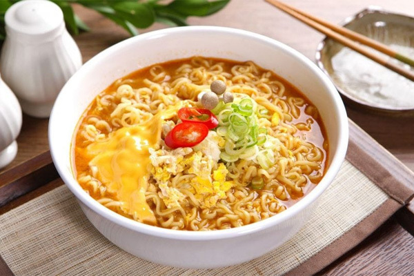 Ăn vặt kiểu &ldquo;chống đ&oacute;i&rdquo; tưởng v&ocirc; hại, ai ngờ 5 m&oacute;n quen mặt n&agrave;y lại kh&ocirc;ng thể thay cơm, ăn nhiều chỉ hại dạ d&agrave;y - Ảnh 3.