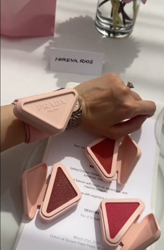 Prada Touch đang si&ecirc;u viral: Qu&aacute; nhiều thứ hay ho trong một hộp phấn m&aacute; b&eacute; nhỏ- Ảnh 6.