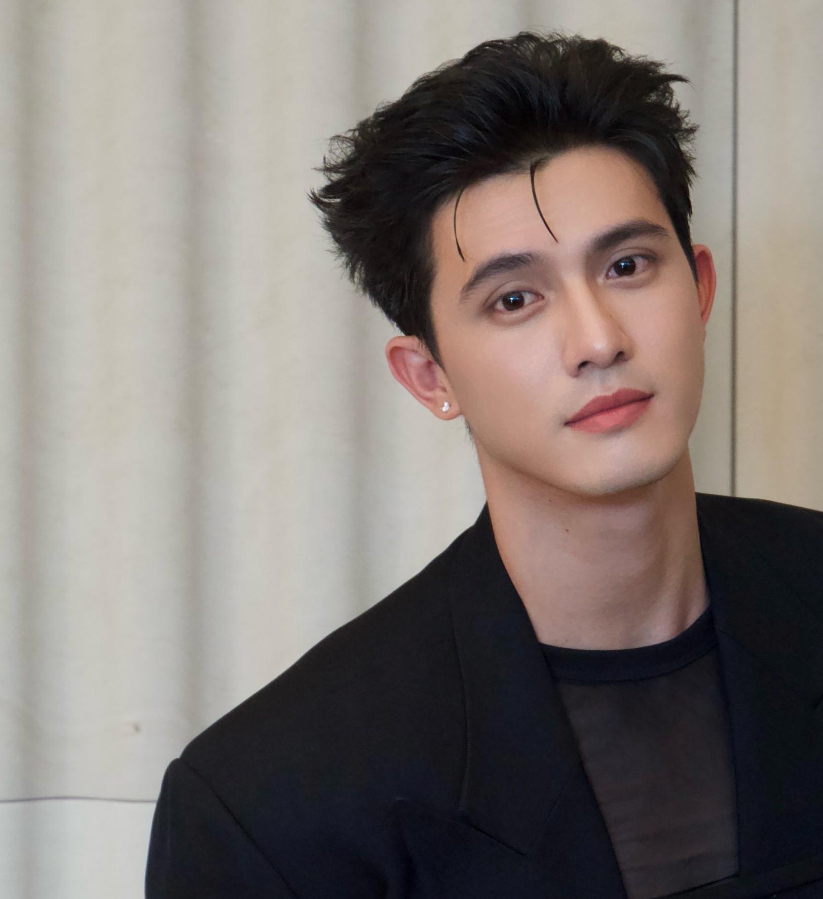 Nh&igrave;n mỹ nam n&agrave;y phải thốt l&ecirc;n "diễn vi&ecirc;n Việt Nam c&oacute; người đẹp vậy hả trời", đến c&aacute;i t&ecirc;n cũng cao sang quyền qu&yacute;- Ảnh 6.