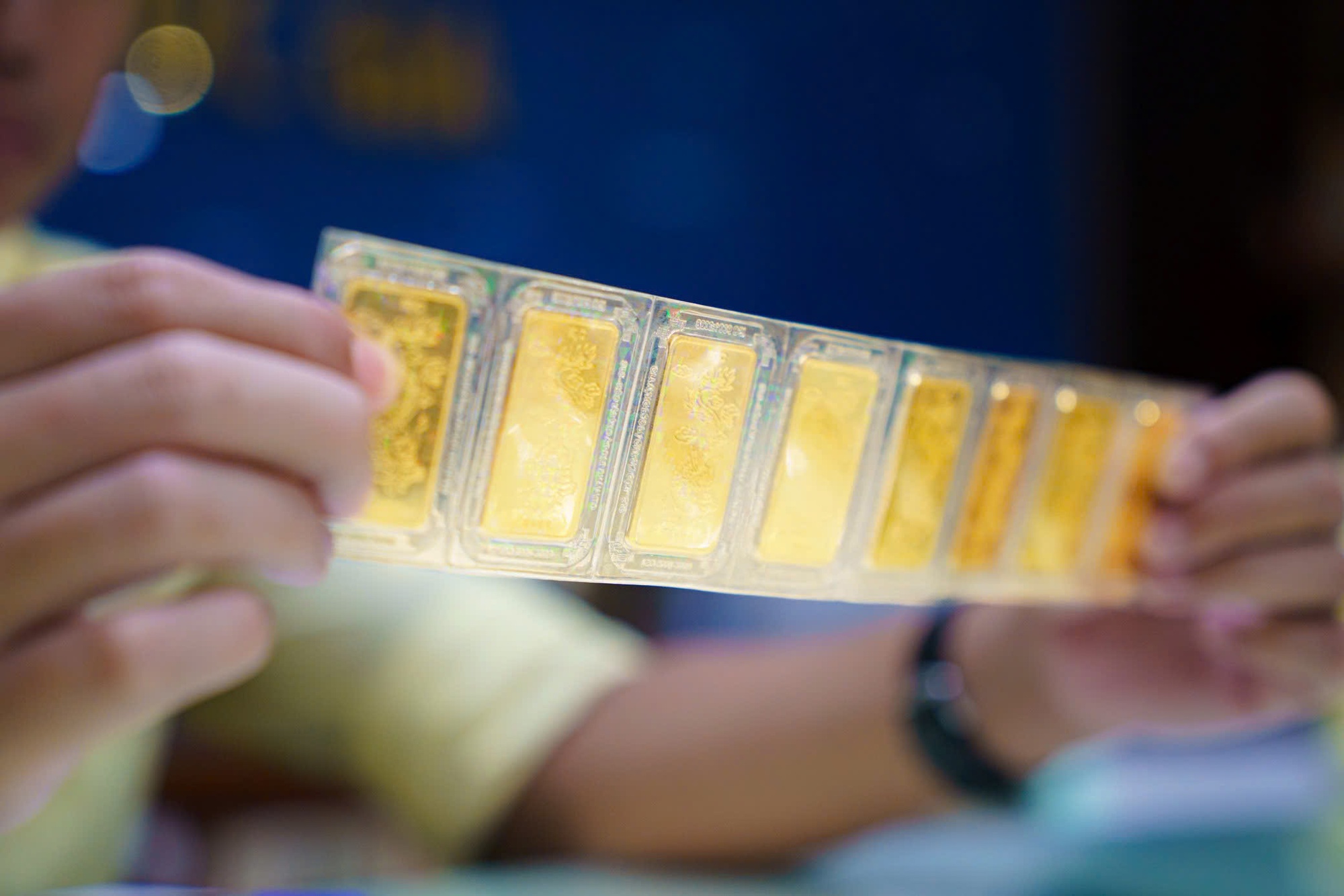 Cuối ng&agrave;y 8-4, gi&aacute; v&agrave;ng nhẫn tại SJC, Bảo T&iacute;n Minh Ch&acirc;u, Mi Hồng rớt h&agrave;ng triệu đồng- Ảnh 1.