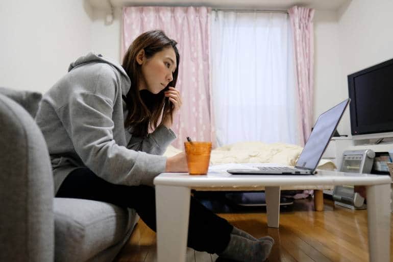 C&ocirc;ng ty sa thải người trẻ để giữ &ldquo;người gi&agrave;&rdquo;: Nh&acirc;n sự U60 &ldquo;ngồi b&ecirc;n cửa sổ&rdquo;, đi l&agrave;m như đi chơi, lương kh&ocirc;ng giảm 1 đồng- Ảnh 2.