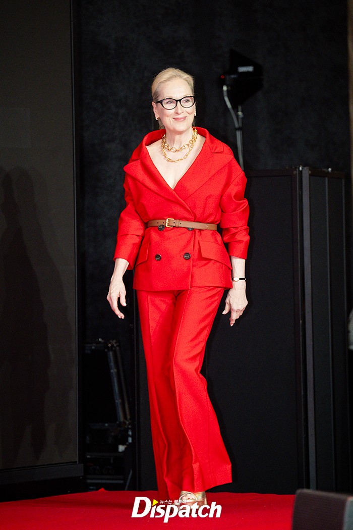 Khung h&igrave;nh viral nhất h&ocirc;m nay: Jang Won Young đụng độ Anne Hathaway - Meryl Streep, "c&ocirc;ng ch&uacute;a Kpop" c&oacute; bị 2 minh tinh huyền thoại lấn &aacute;t?- Ảnh 13.