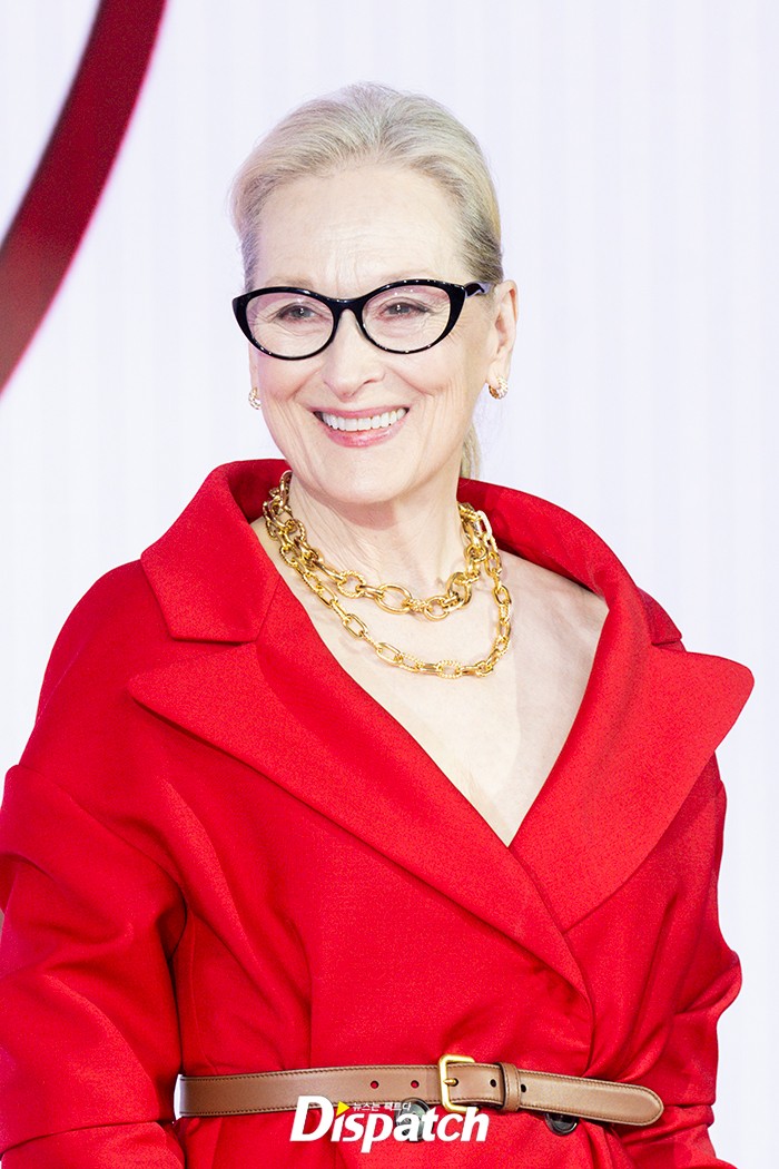 Khung h&igrave;nh viral nhất h&ocirc;m nay: Jang Won Young đụng độ Anne Hathaway - Meryl Streep, "c&ocirc;ng ch&uacute;a Kpop" c&oacute; bị 2 minh tinh huyền thoại lấn &aacute;t?- Ảnh 16.