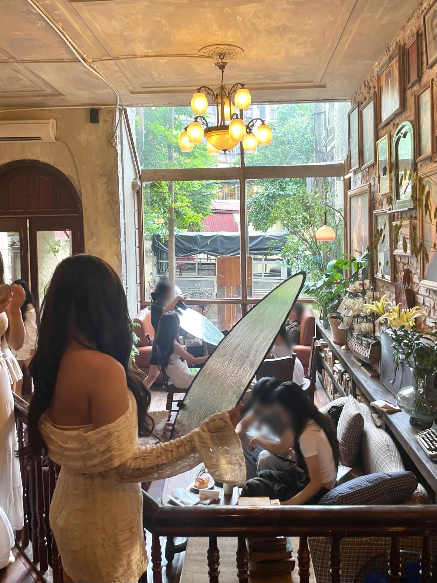 Hội &ldquo;meo meo&rdquo; phiền phức &aacute;m ảnh c&aacute;c địa điểm hot hit: Hội chủ qu&aacute;n n&oacute;i g&igrave; về chuyện "th&agrave; thế c&ograve;n hơn l&agrave; ế kh&aacute;ch"?- Ảnh 4.