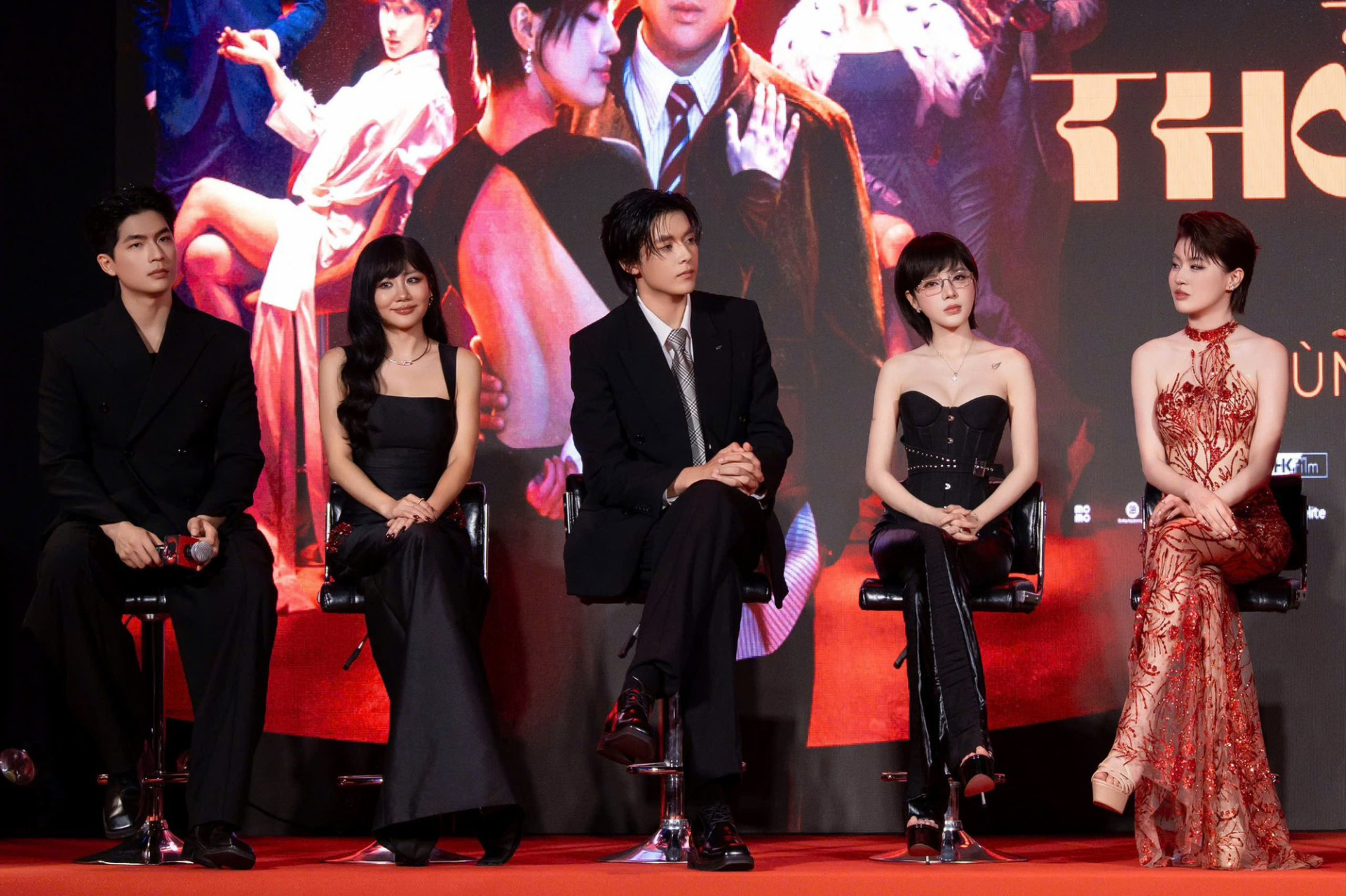 Kh&oacute; hiểu cặp đ&ocirc;i Vbiz 5 lần 7 lượt phủ nhận "x&agrave;o couple": Quay clip chung nhan nhản, nay c&ograve;n đ&oacute;ng cặp c&ugrave;ng MV- Ảnh 1.