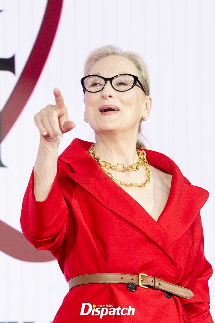 Khung h&igrave;nh viral nhất h&ocirc;m nay: Jang Won Young đụng độ Anne Hathaway - Meryl Streep, "c&ocirc;ng ch&uacute;a Kpop" c&oacute; bị 2 minh tinh huyền thoại lấn &aacute;t?- Ảnh 15.