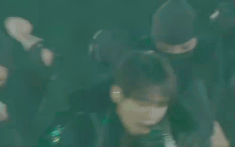 BTS "h&oacute;a thần", đội cả cơn mưa lớn mở m&agrave;n World Tour lớn nhất lịch sử! - Ảnh 1.