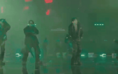 BTS "h&oacute;a thần", đội cả cơn mưa lớn mở m&agrave;n World Tour lớn nhất lịch sử! - Ảnh 2.