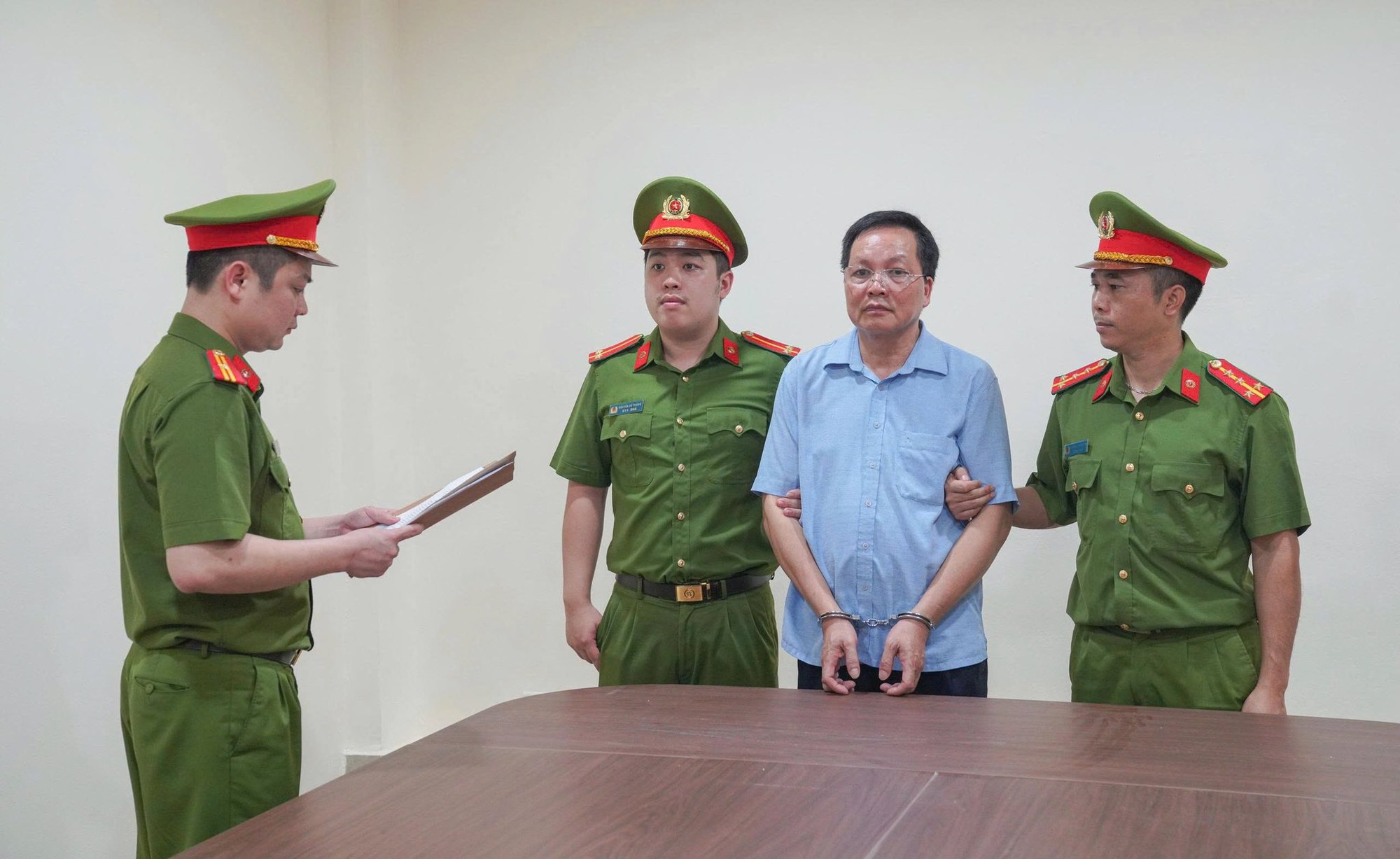 Cận cảnh kh&aacute;m x&eacute;t, bắt giữ Gi&aacute;m đốc Trung t&acirc;m trợ gi&uacute;p x&atilde; hội  - Ảnh 1.