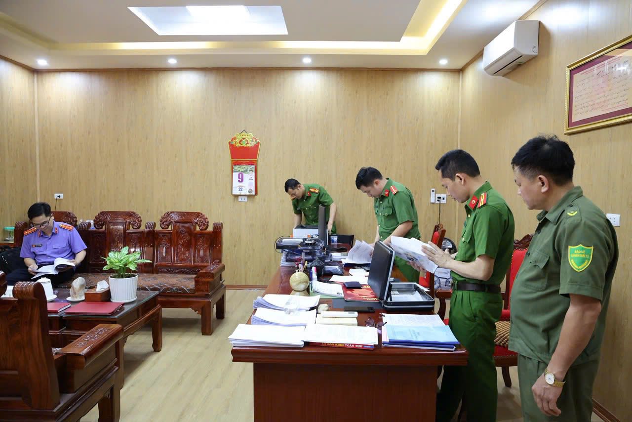 Cận cảnh kh&aacute;m x&eacute;t, bắt giữ Gi&aacute;m đốc Trung t&acirc;m trợ gi&uacute;p x&atilde; hội  - Ảnh 3.