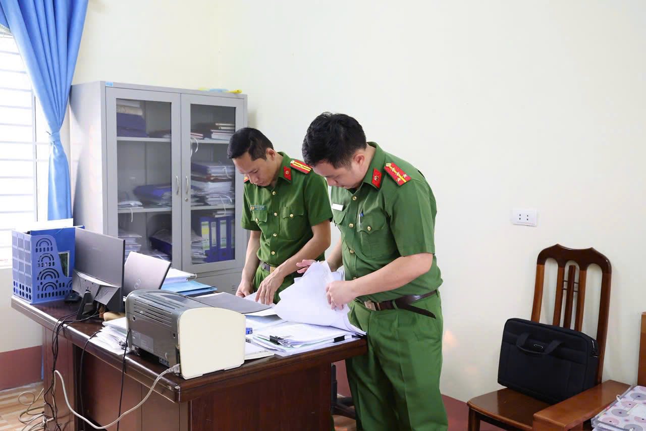 Cận cảnh kh&aacute;m x&eacute;t, bắt giữ Gi&aacute;m đốc Trung t&acirc;m trợ gi&uacute;p x&atilde; hội  - Ảnh 5.