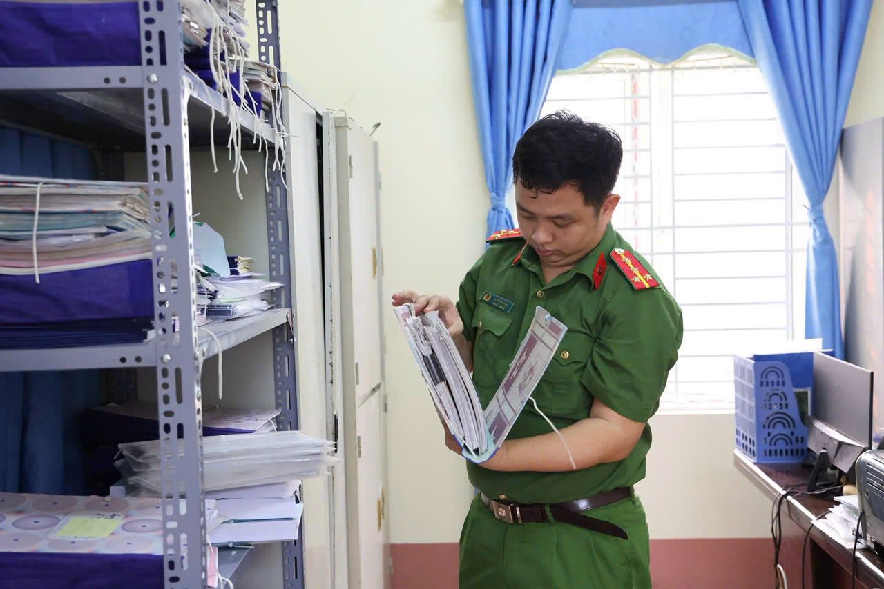 Cận cảnh kh&aacute;m x&eacute;t, bắt giữ Gi&aacute;m đốc Trung t&acirc;m trợ gi&uacute;p x&atilde; hội  - Ảnh 7.