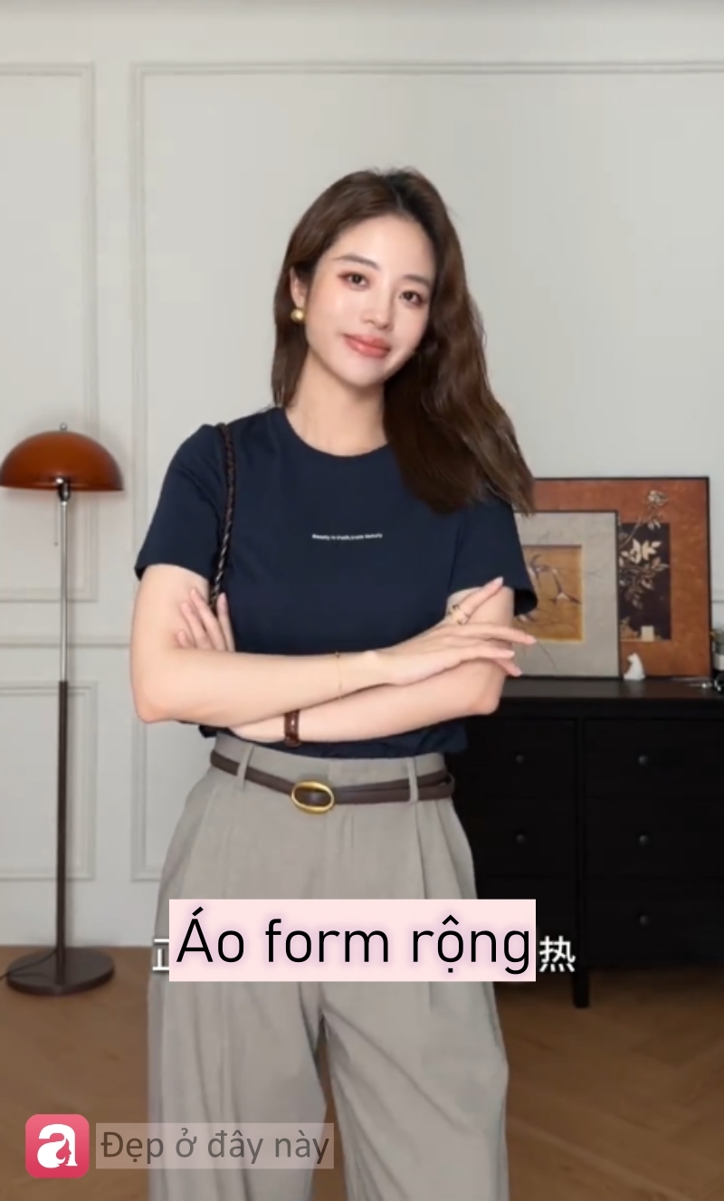 H&egrave; n&agrave;y, &aacute;o thun kh&ocirc;ng c&ograve;n &ldquo;b&igrave;nh thường&rdquo;: 5 kiểu mặc l&ecirc;n l&agrave; thấy gọn g&agrave;ng, tinh tế ngay lập tức- Ảnh 5.