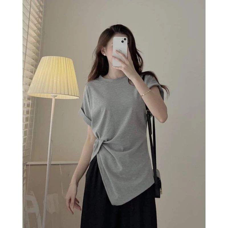 H&egrave; n&agrave;y, &aacute;o thun kh&ocirc;ng c&ograve;n &ldquo;b&igrave;nh thường&rdquo;: 5 kiểu mặc l&ecirc;n l&agrave; thấy gọn g&agrave;ng, tinh tế ngay lập tức- Ảnh 10.