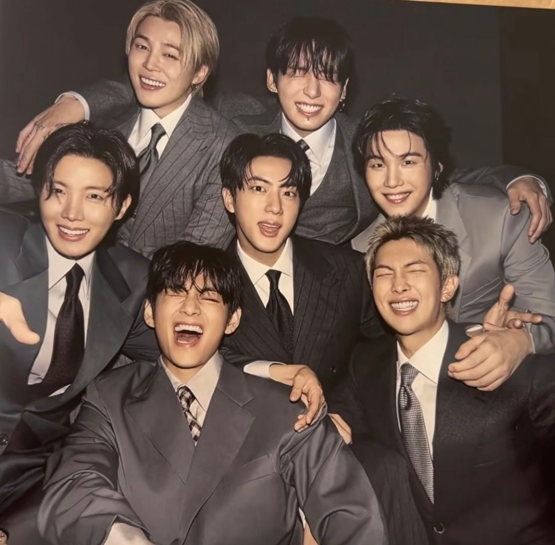 BTS "h&oacute;a thần", đội cả cơn mưa lớn mở m&agrave;n World Tour lớn nhất lịch sử! - Ảnh 7.