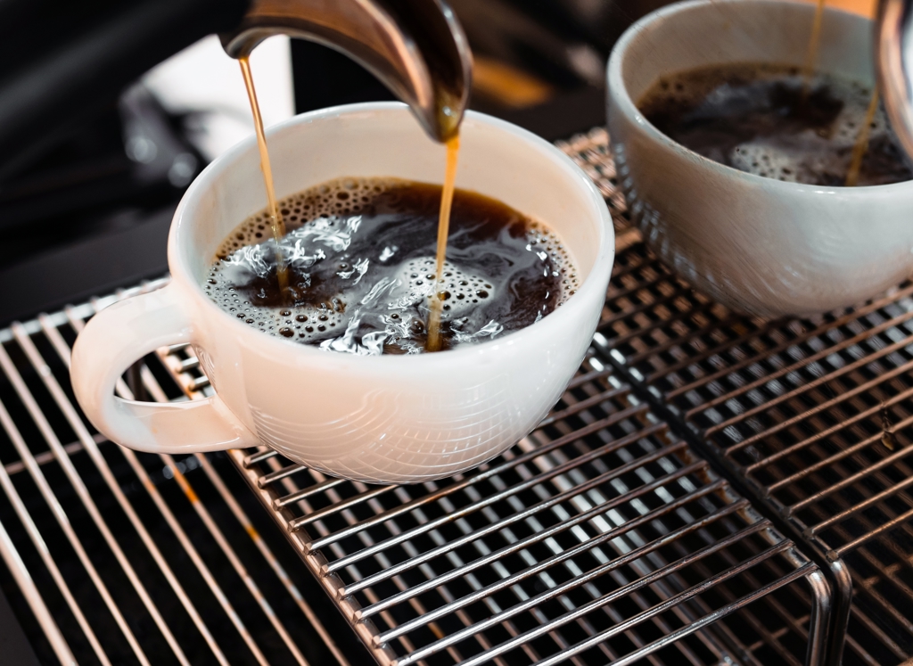 Kiểu uống c&agrave; ph&ecirc; v&agrave; tr&agrave; xanh c&oacute; thể g&acirc;y hỏng thận, tăng huyết &aacute;p: Nếu đang l&agrave;m, phải dừng ngay- Ảnh 1.