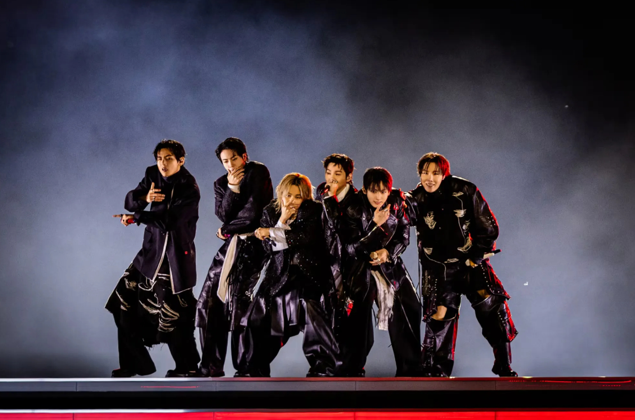 BTS "h&oacute;a thần", đội cả cơn mưa lớn mở m&agrave;n World Tour lớn nhất lịch sử! - Ảnh 9.