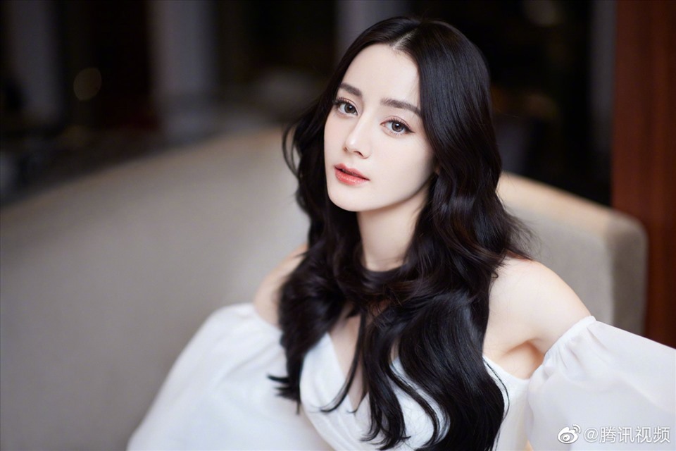 &ldquo;Địch Lệ Nhiệt Ba c&oacute; biết xấu hổ kh&ocirc;ng vậy?&rdquo;- Ảnh 3.