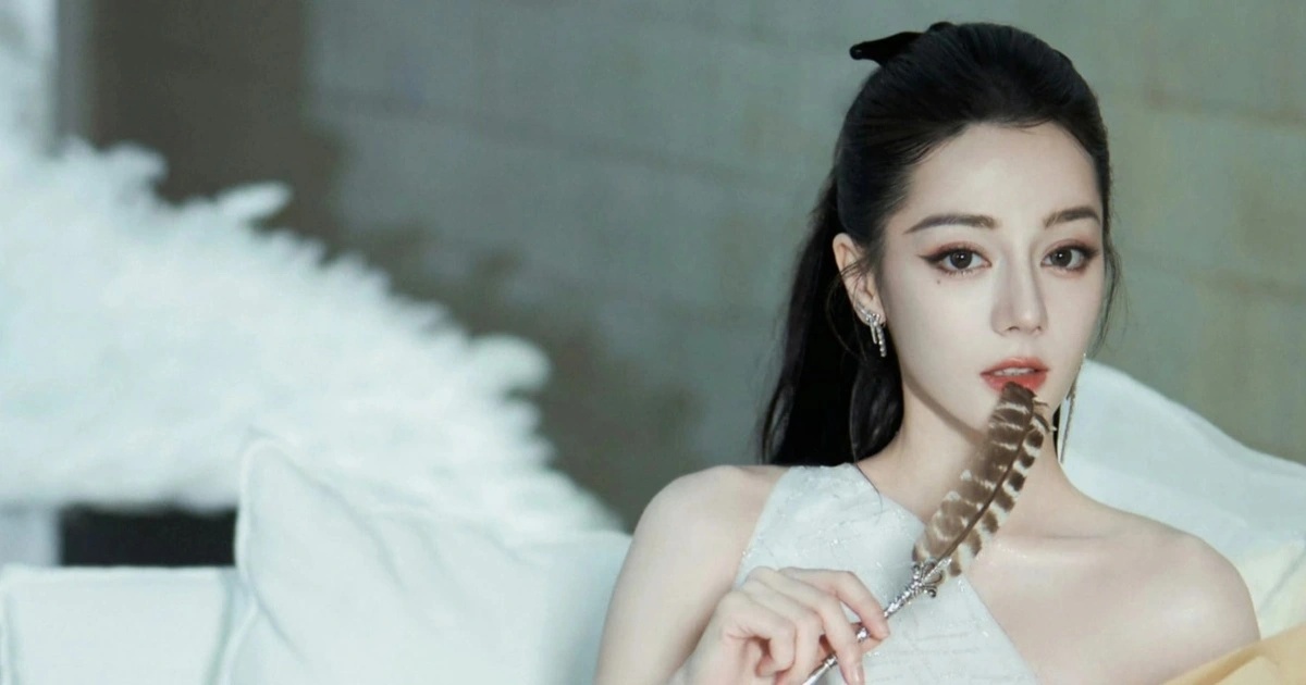 &ldquo;Địch Lệ Nhiệt Ba c&oacute; biết xấu hổ kh&ocirc;ng vậy?&rdquo;- Ảnh 1.