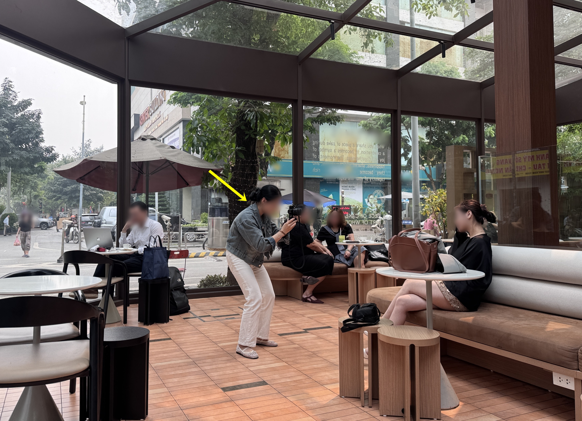 Hội &ldquo;meo meo&rdquo; phiền phức &aacute;m ảnh c&aacute;c địa điểm hot hit: Hội chủ qu&aacute;n n&oacute;i g&igrave; về chuyện "th&agrave; thế c&ograve;n hơn l&agrave; ế kh&aacute;ch"?- Ảnh 2.