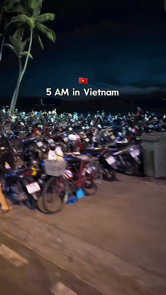 Kh&aacute;ch T&acirc;y ở Việt Nam phải dậy l&uacute;c 5h s&aacute;ng ra đường để chứng kiến điều hiếm thấy tr&ecirc;n thế giới- Ảnh 8.