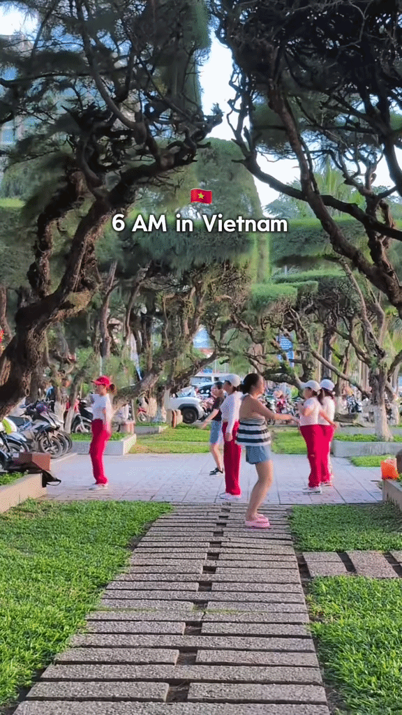 Kh&aacute;ch T&acirc;y ở Việt Nam phải dậy l&uacute;c 5h s&aacute;ng ra đường để chứng kiến điều hiếm thấy tr&ecirc;n thế giới- Ảnh 9.