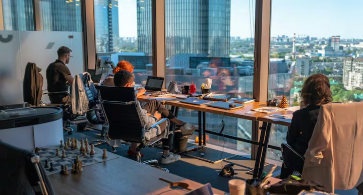 C&ocirc;ng ty thưởng 52 triệu đồng/qu&yacute; nếu nh&acirc;n vi&ecirc;n chịu đến văn ph&ograve;ng l&agrave;m việc- Ảnh 1.