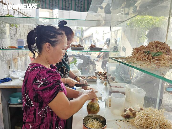 Xăng hạ nhiệt, gi&aacute; t&ocirc; phở, g&oacute;i x&ocirc;i vẫn neo cao: V&igrave; sao &ldquo;l&ecirc;n nhanh, xuống chậm&rdquo;?- Ảnh 2.