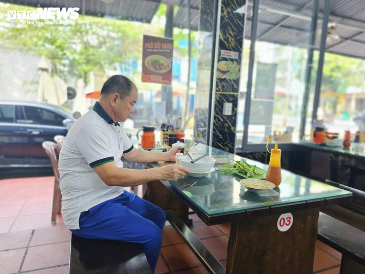 Xăng hạ nhiệt, gi&aacute; t&ocirc; phở, g&oacute;i x&ocirc;i vẫn neo cao: V&igrave; sao &ldquo;l&ecirc;n nhanh, xuống chậm&rdquo;?- Ảnh 1.