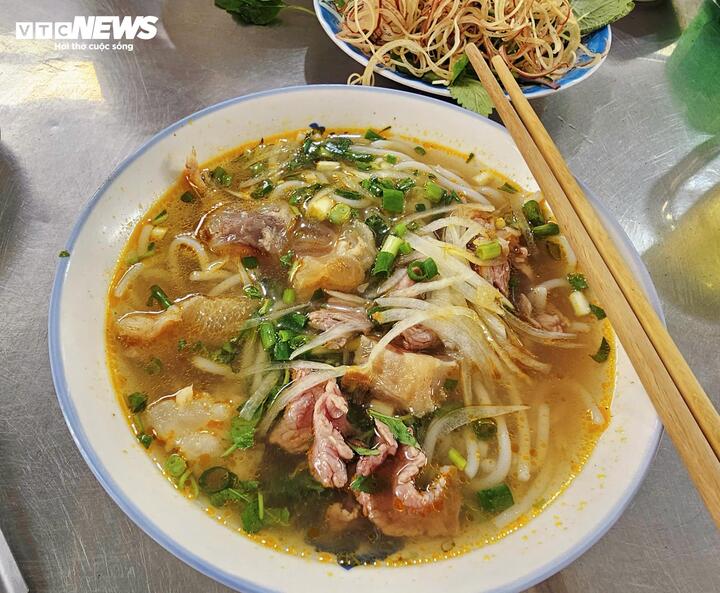 Xăng hạ nhiệt, gi&aacute; t&ocirc; phở, g&oacute;i x&ocirc;i vẫn neo cao: V&igrave; sao &ldquo;l&ecirc;n nhanh, xuống chậm&rdquo;?- Ảnh 3.