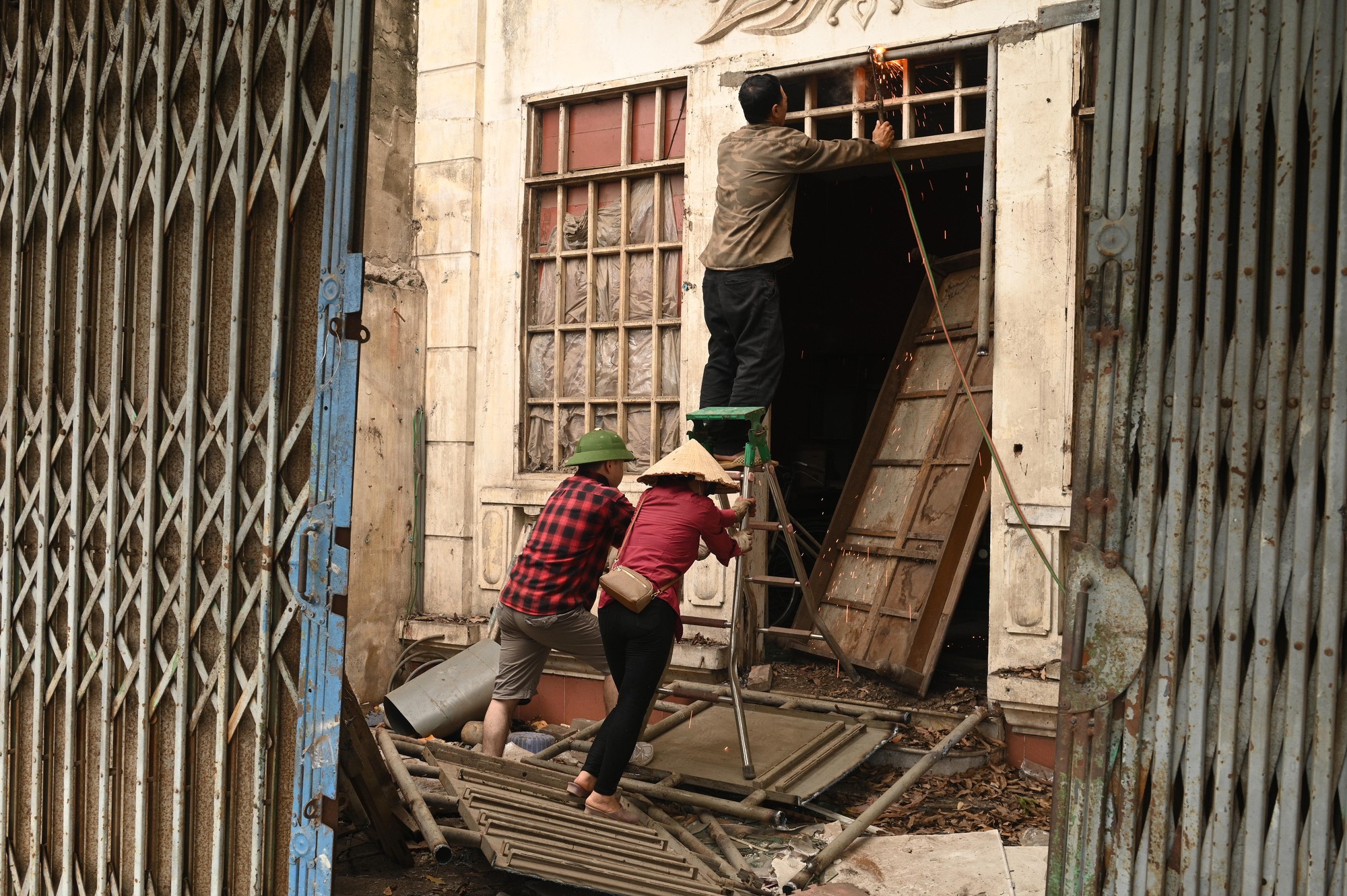 To&agrave;n cảnh đường Tam Trinh ở H&agrave; Nội những ng&agrave;y &ldquo;chạy nước r&uacute;t&rdquo;: D&acirc;n hối hả di dời, m&aacute;y m&oacute;c rầm rộ thi c&ocirc;ng- Ảnh 6.